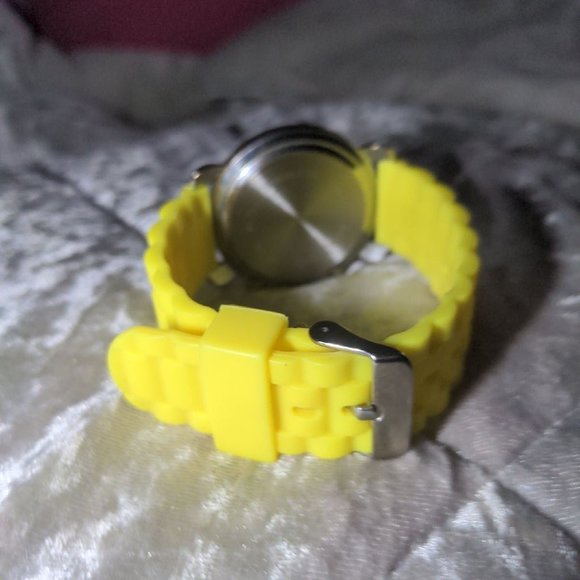 WOMEN\'S YELLOW BEZEL SILICONE YELLOW WATCH (DO NOT COME WITH BATTERIES)